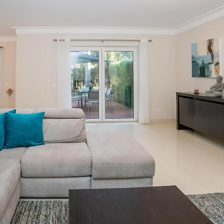 בית נופש Elegant House With Pool By Homing